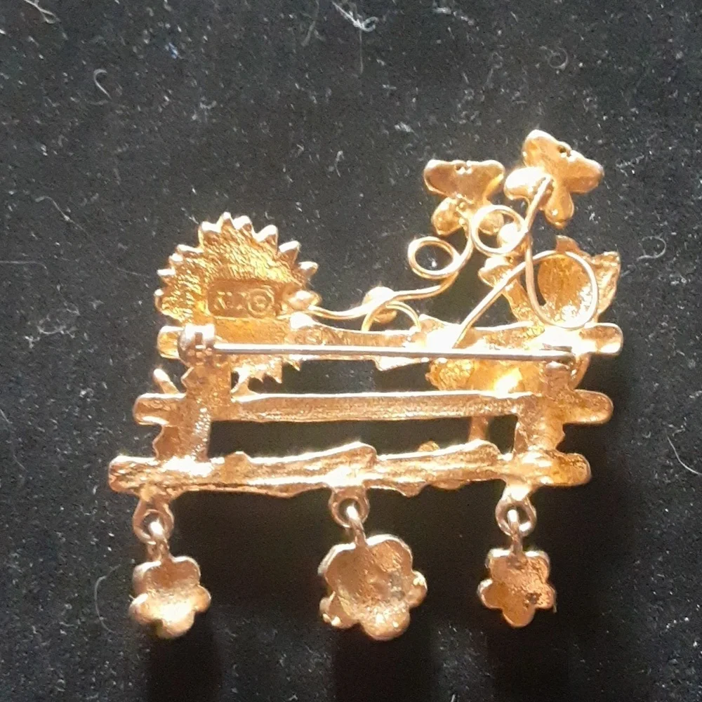 Elegant Gold Tone Cat and Floral Brooch